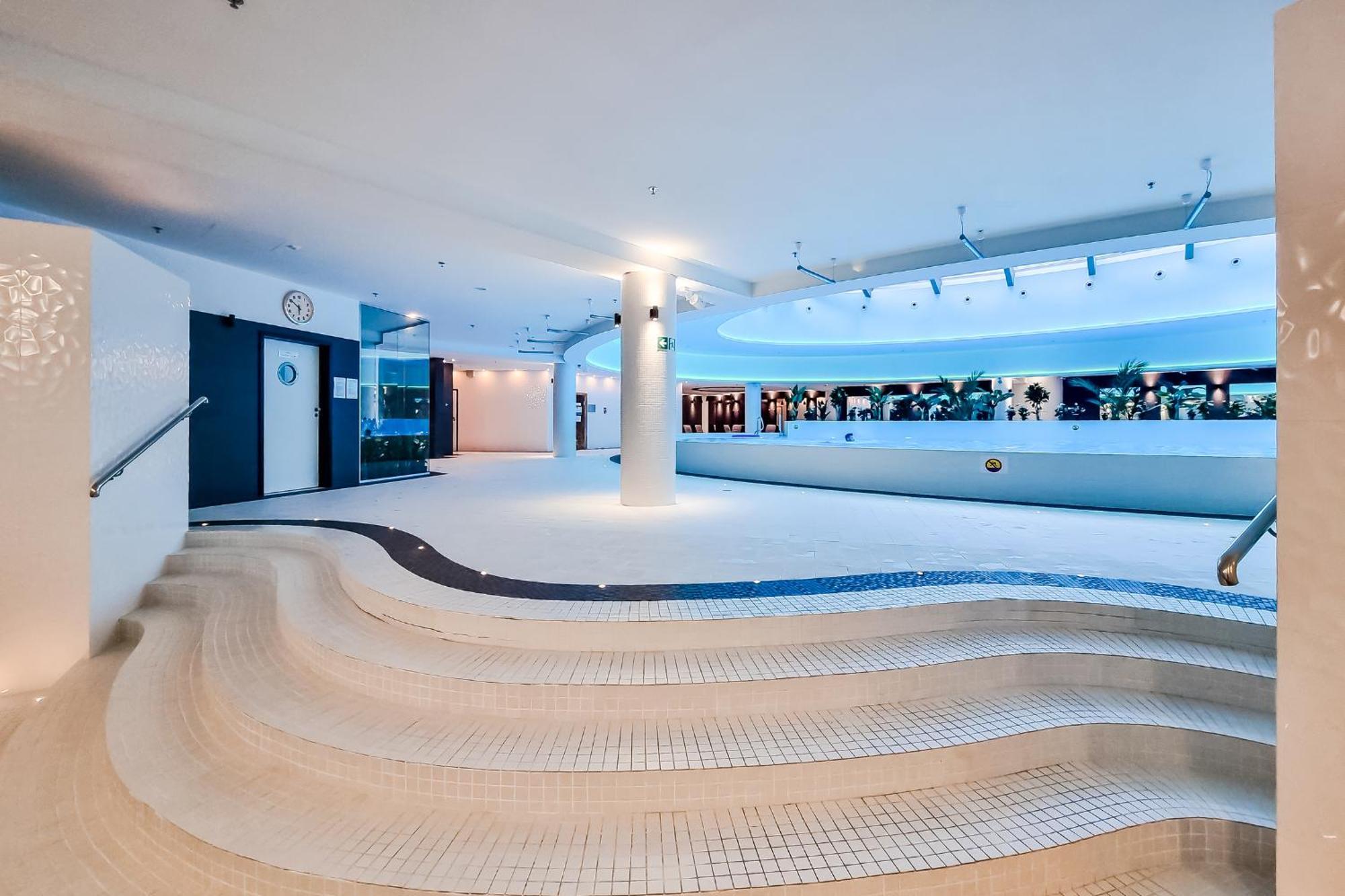 Hanza Tower No. 524 - Swimming Pool, Jacuzzi, Balcony